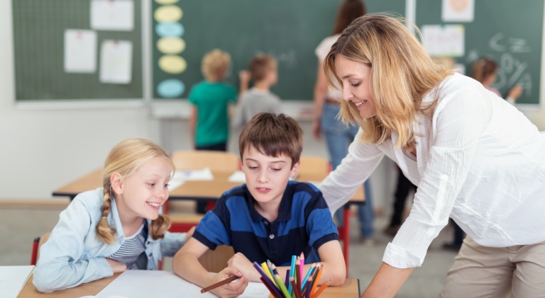 Kinder in der Schule Am Aalfang in Ahrensburg arbeiten mit OGS-Betreuerin